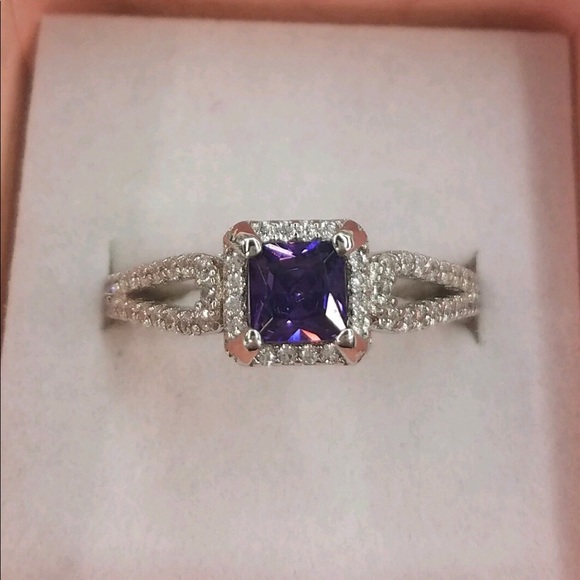 0.71 carat Lavish Princess Cut Amethyst CZ Ring - Picture 4 of 4